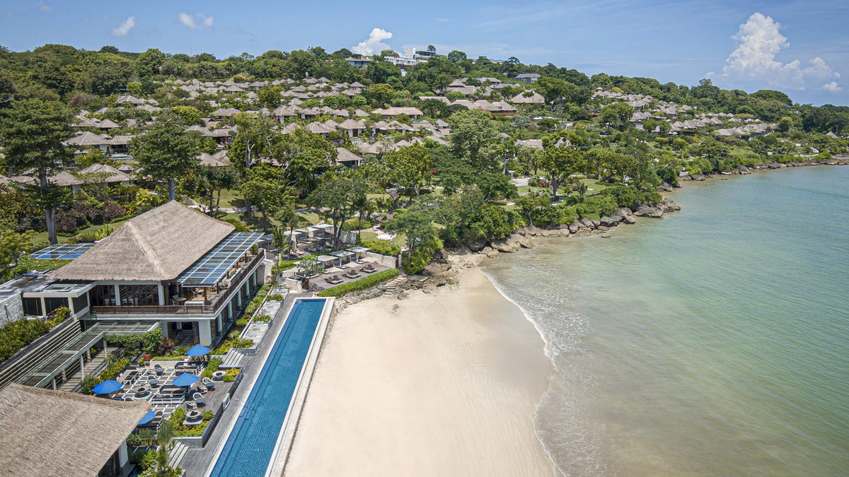 Where to Stay in Jimbaran: Top 7 Beach Access Hotels and Villas